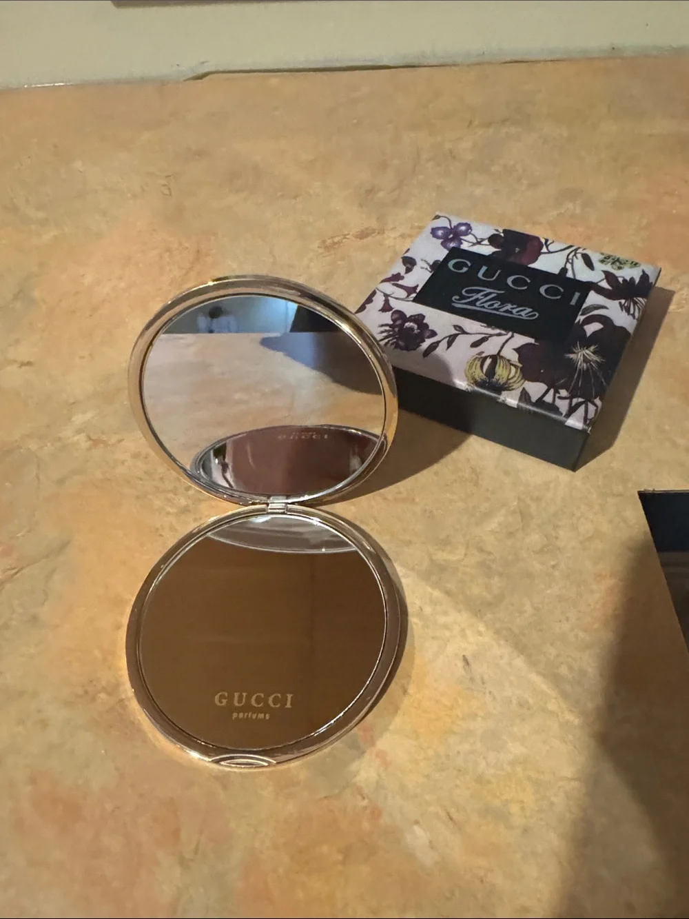 Gucci Flora Beauty Limited Edition Gold Compact Mirror and Box - Picture 3 of 5